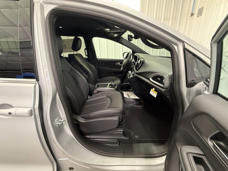 New 2026 Chrysler Pacifica SelectImage 13