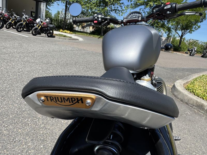 2025 Triumph Bonneville Bobber - MATTE GRAPHITE - MATTE BAJA ORANGE 
