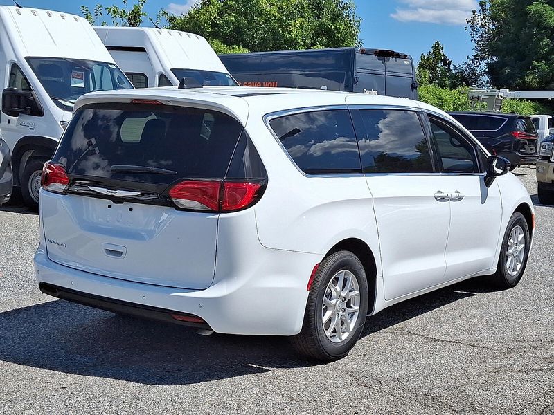 2026 Chrysler Voyager LX photo 4