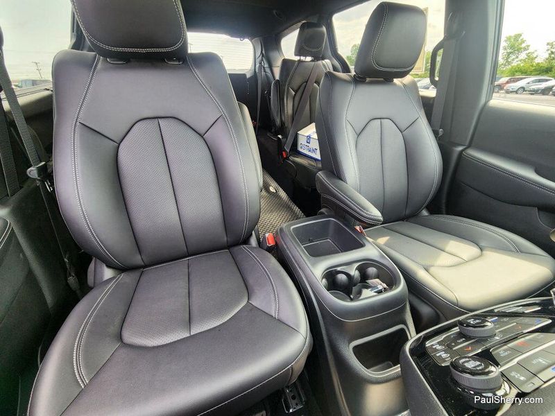 New 2025 Chrysler Voyager LXImage 3