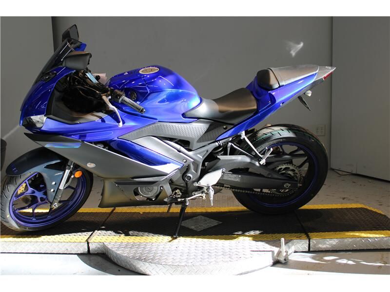 Used 2022 Yamaha YZFR-3 Image 4