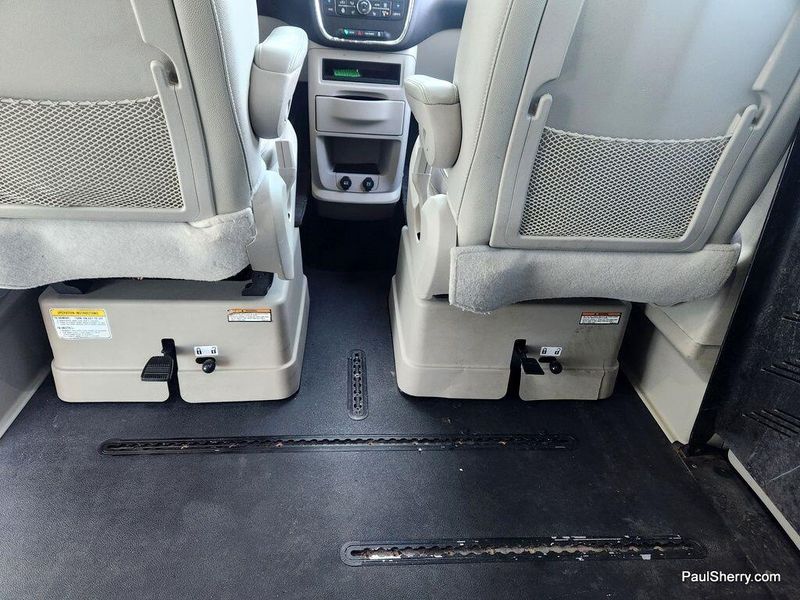 2016 Chrysler Town & Country Touring-LImage 4