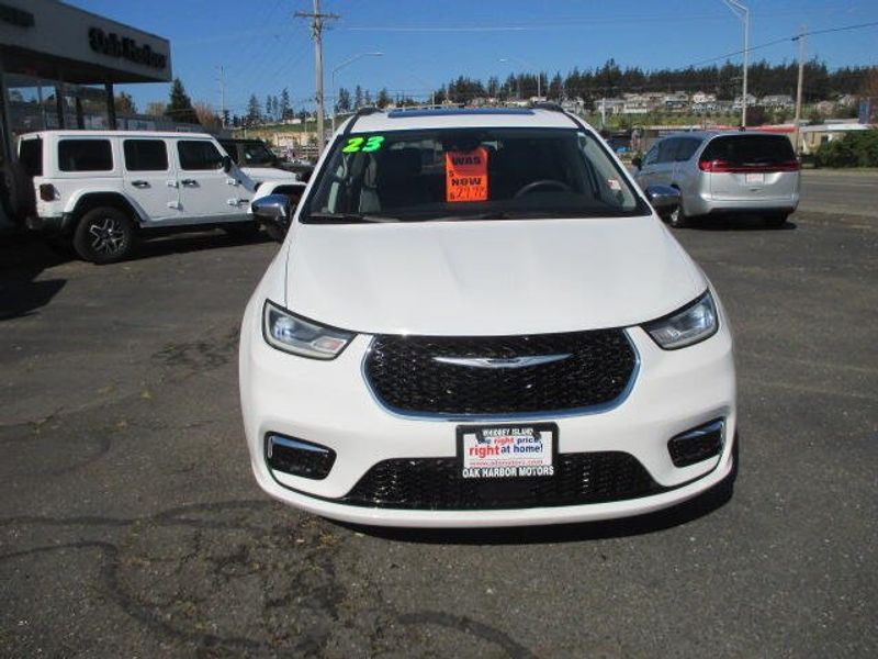Used 2023 Chrysler Pacifica LimitedImage 3