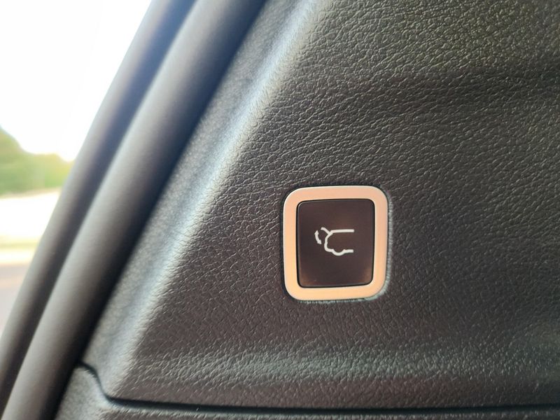 Used 2025 Chrysler Pacifica Select