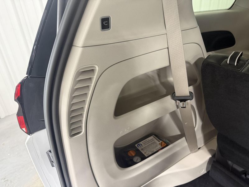 Used 2024 Chrysler Pacifica Touring LImage 6