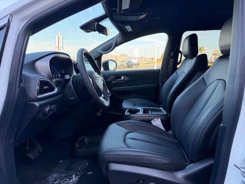 New 2027 Chrysler Pacifica LXImage 11