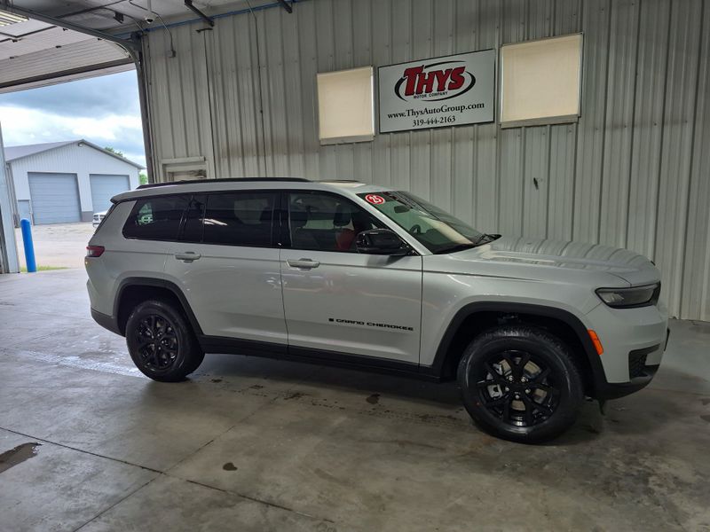 New 2025 Jeep Grand Cherokee L Altitude X 4x4Image 2