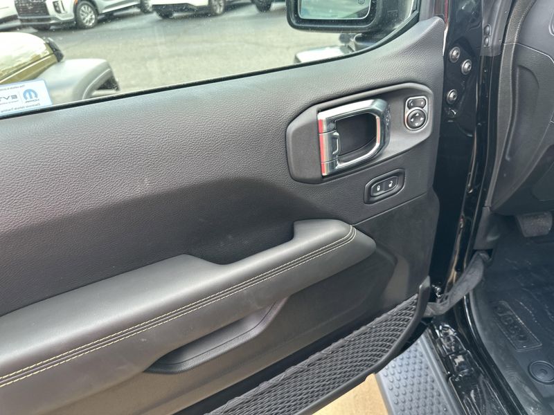 New 2025 Jeep Wrangler 4-door SaharaImage 18