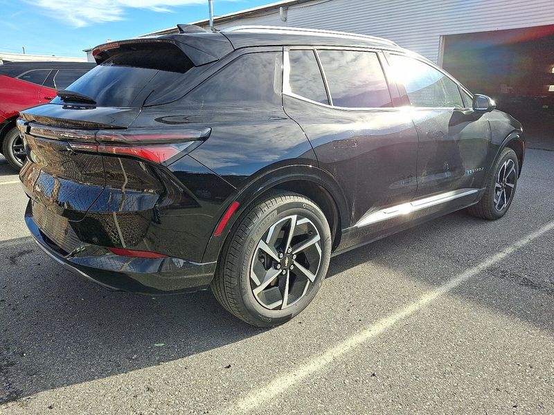 2025 Chevrolet Equinox EV 1LT photo 2