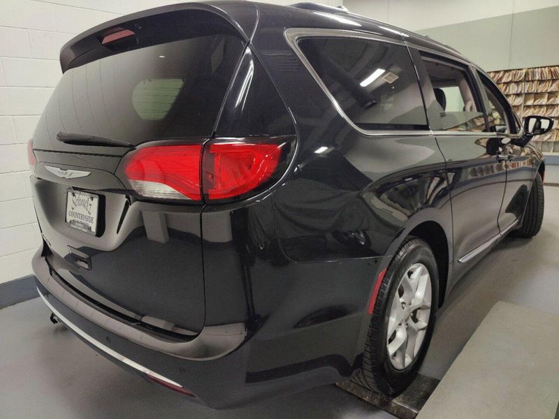 2017 Chrysler Pacifica Touring-L w/NavImage 10