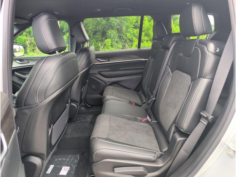 New 2026 Jeep Grand Cherokee L Laredo Altitude 4x4Image 29