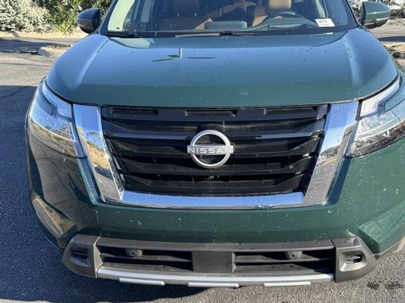 2024 Nissan Pathfinder Platinum photo 3