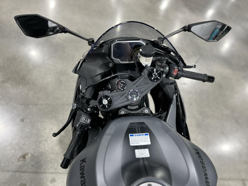 Used 2025 Kawasaki NINJA ZX-6R ABS Image 11