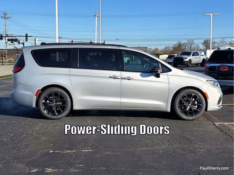 New 2026 Chrysler Pacifica Select