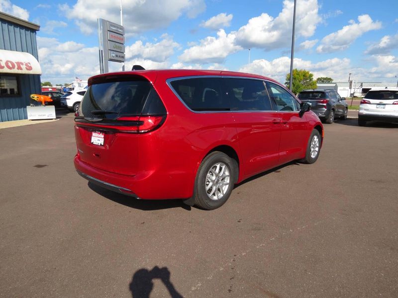 2024 Chrysler Pacifica Touring LImage 5