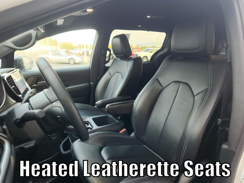 Used 2025 Chrysler Pacifica Select