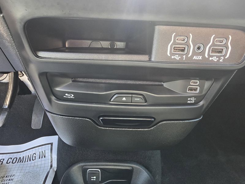 Used 2023 Chrysler Pacifica Touring LImage 23