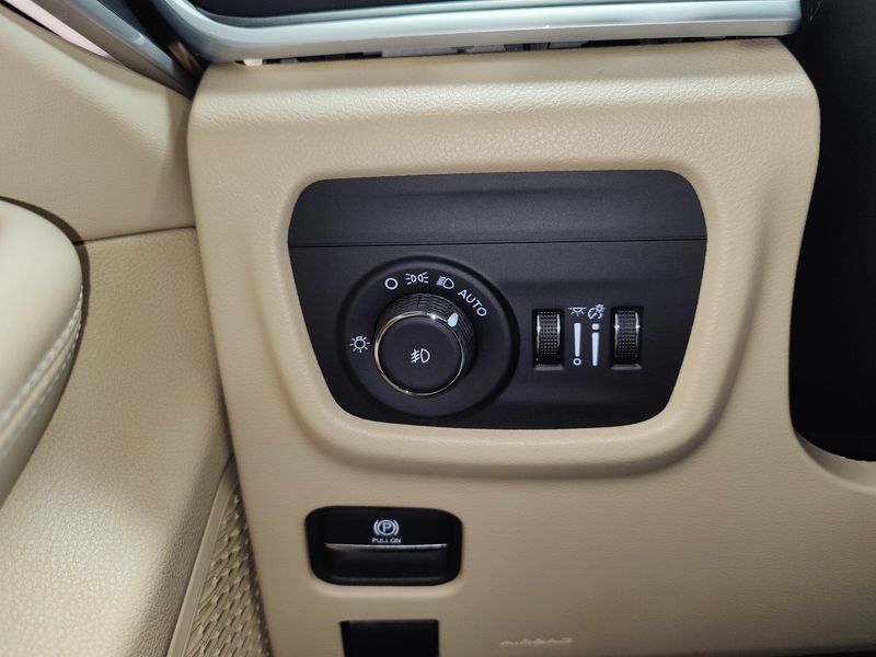 Used 2025 Jeep Grand Cherokee Limited 4X4 w/Luxury Tech IIImage 34