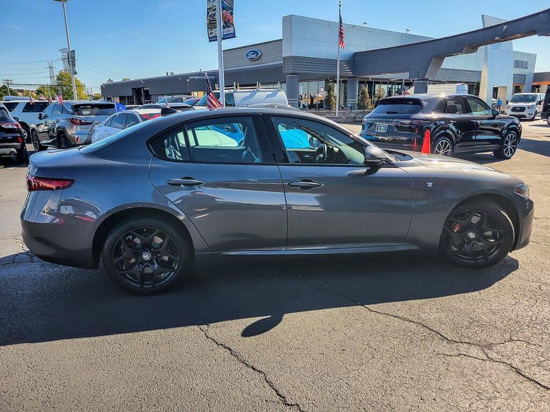 2022 Alfa Romeo Giulia Ti photo 9