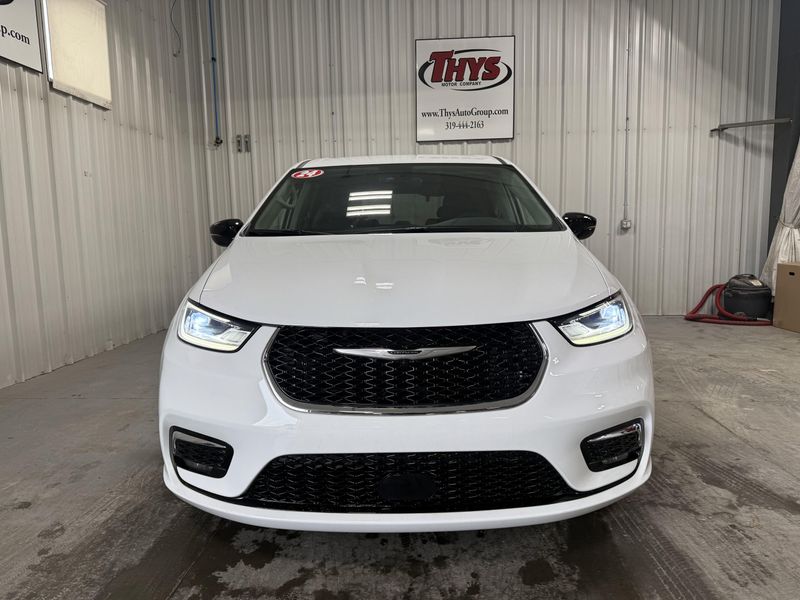 Used 2024 Chrysler Pacifica Touring LImage 17