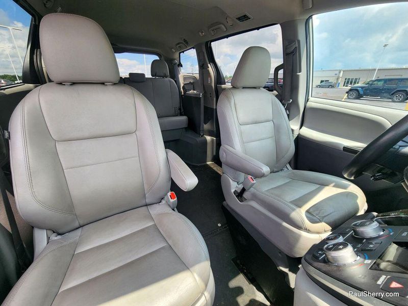 Used 2020 Toyota Sienna XLEImage 3