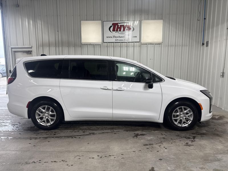 New 2027 Chrysler Pacifica SelectImage 2