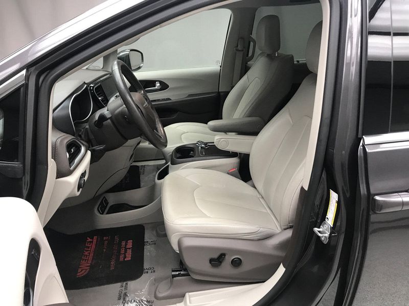 Used 2021 Chrysler Pacifica Touring LImage 6