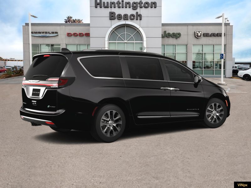 2025 Chrysler Pacifica Hybrid PinnacleImage 8