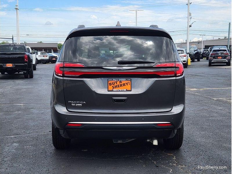 Used 2022 Chrysler Pacifica Touring L