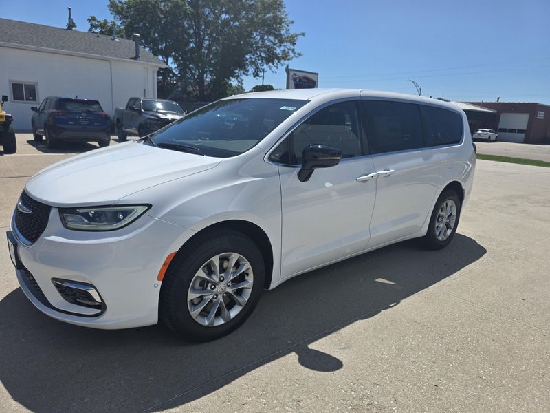 New 2025 Chrysler Pacifica SelectImage 4
