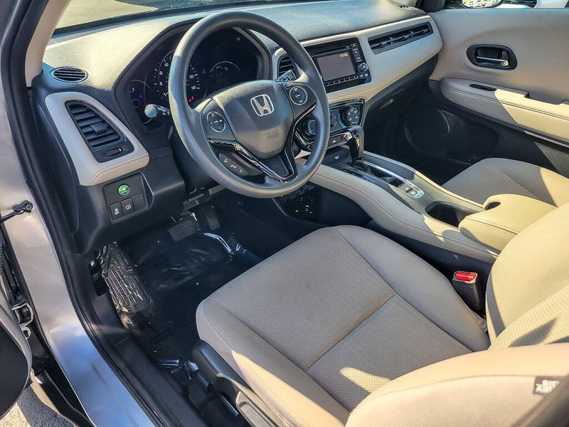 2017 Honda HR-V LX photo 10