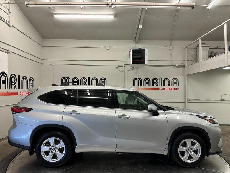 2022 Toyota Highlander LEImage 9