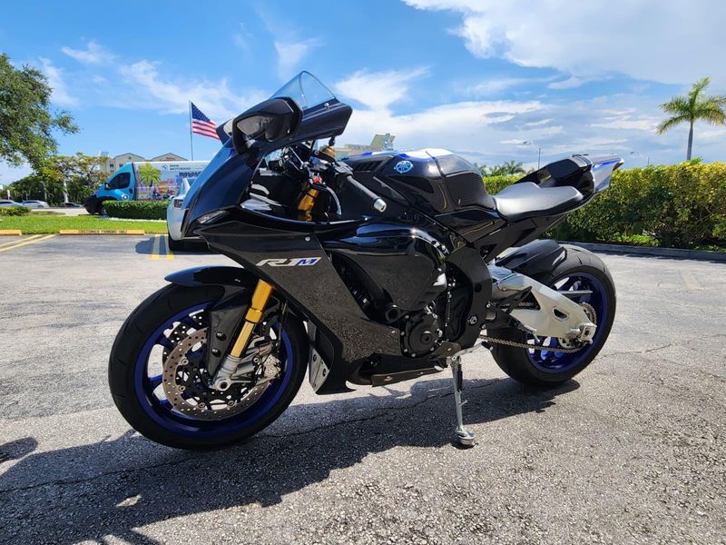 Used 2021 Yamaha YZF-R1M Image 4