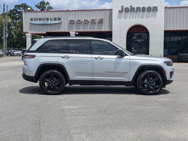 2024 Jeep Grand Cherokee Altitude 4x2Image 2