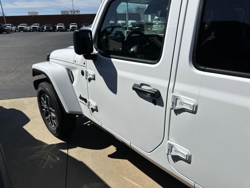 2025 Jeep Wrangler 4-door SaharaImage 11