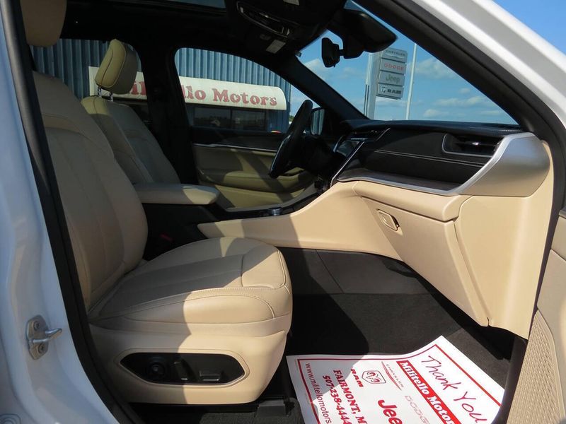 Used 2024 Jeep Grand Cherokee Limited 4x4 4dr SUVImage 17
