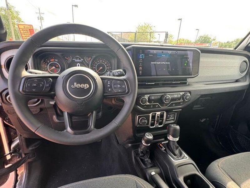 Used 2025 Jeep Wrangler Sport SImage 9