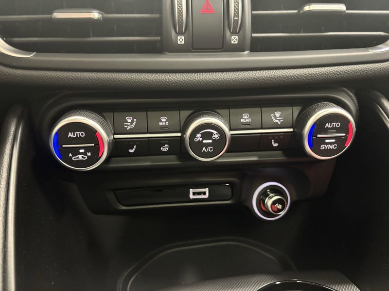 New 2025 Alfa Romeo Giulia Intensa AwdImage 18