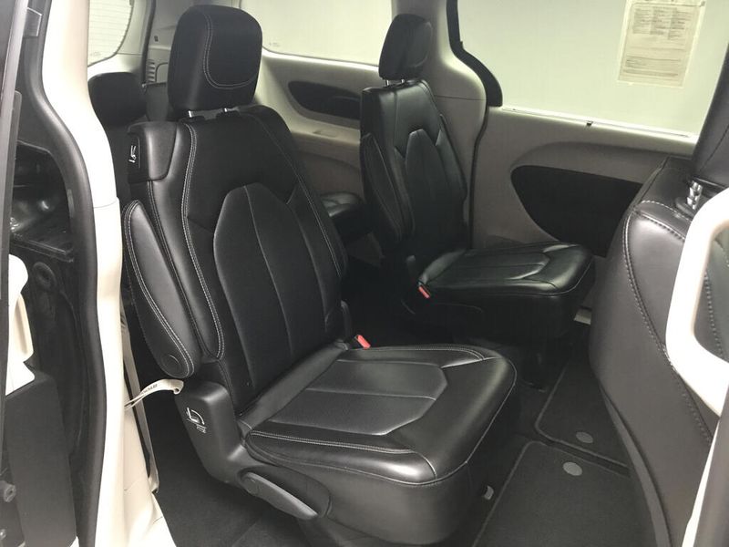 Used 2023 Chrysler Pacifica Touring LImage 17