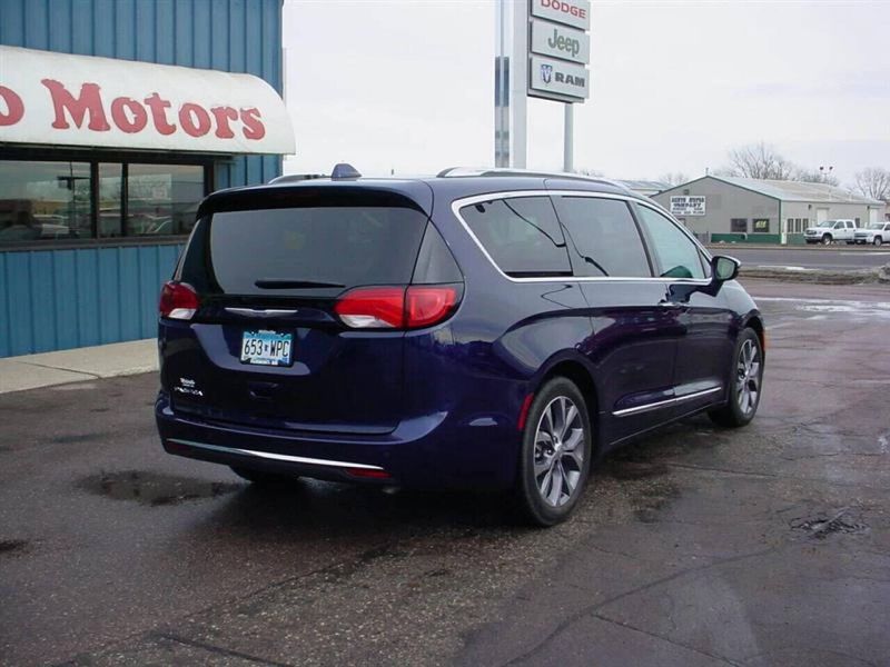 2017 Chrysler Pacifica Limited 4dr Mini VanImage 4