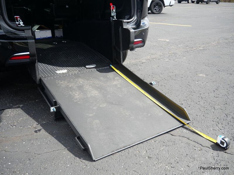 Used 2025 Chrysler Pacifica Select