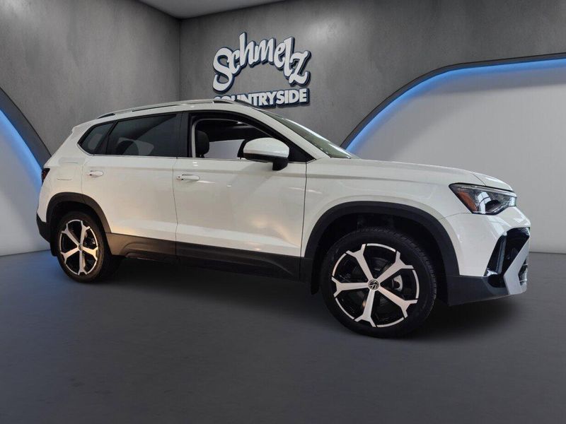 Used 2025 Volkswagen Taos SEL AWD w/Sunroof/NavImage 3