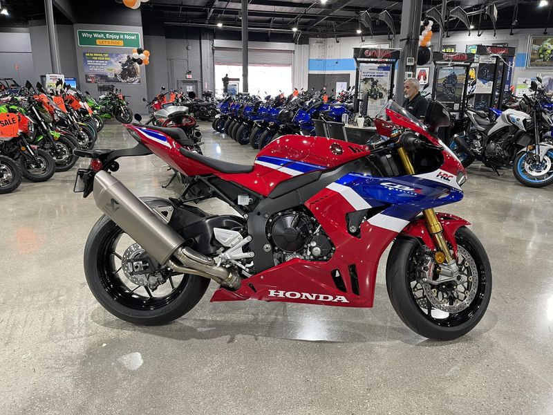 New 2025 Honda CBR1000RR-R FIREBLADE SP Image 6