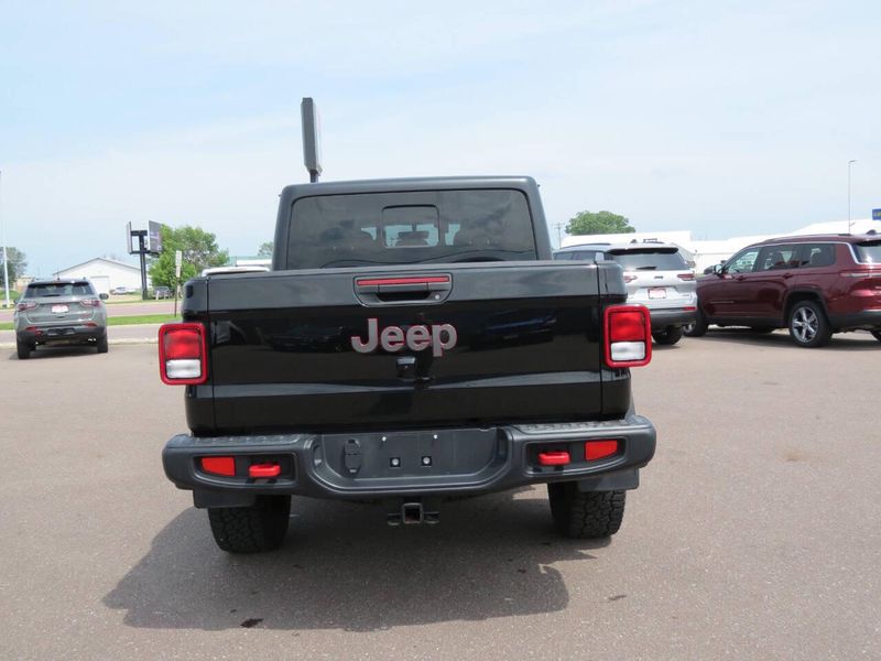 Used 2023 Jeep Gladiator Rubicon 4x4 4dr Crew Cab 5.0 ft. SBImage 4