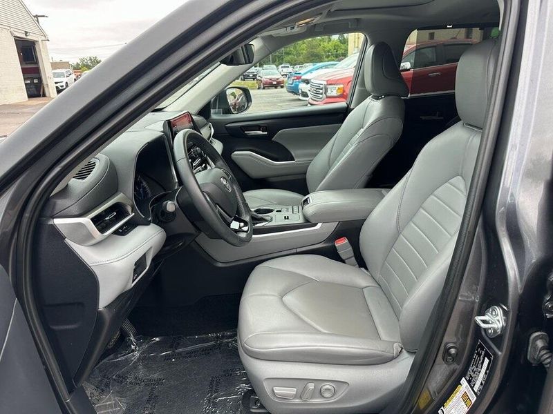 2021 Toyota Highlander XLE photo 17