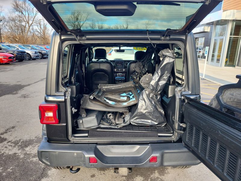 Used 2018 Jeep Wrangler Unlimited SaharaImage 12