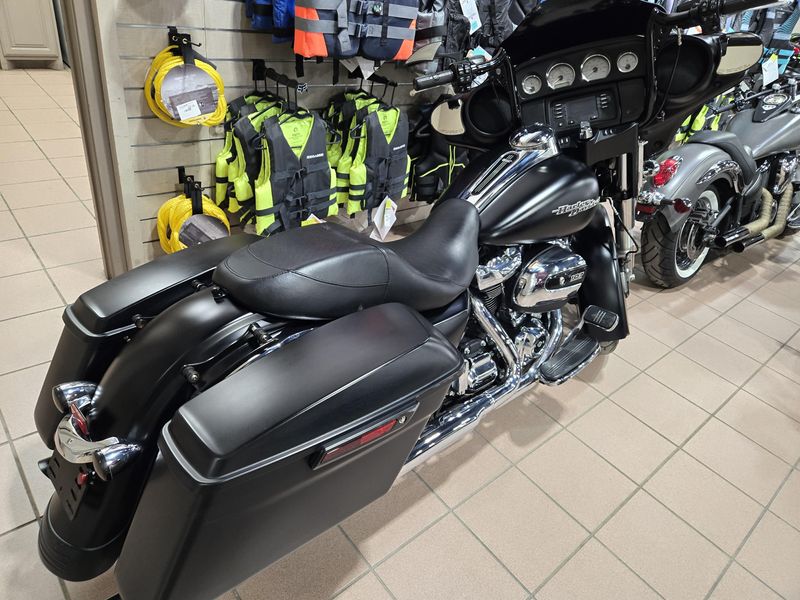 2017 HARLEY STREET GLIDE BASEImage 3