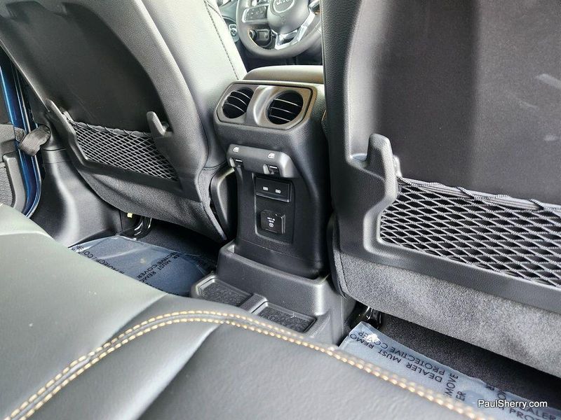 New 2025 Jeep Wrangler 4-door SaharaImage 35