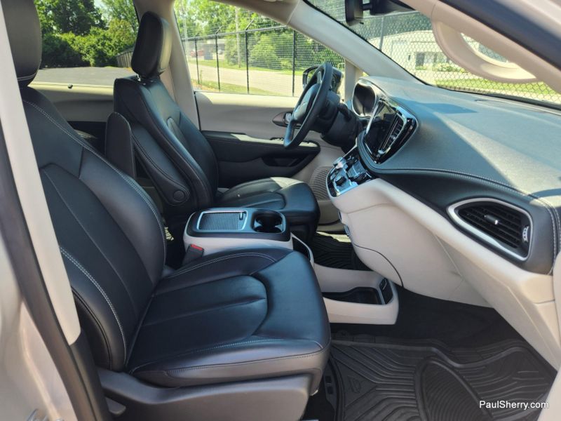 Used 2024 Chrysler Pacifica Touring L
