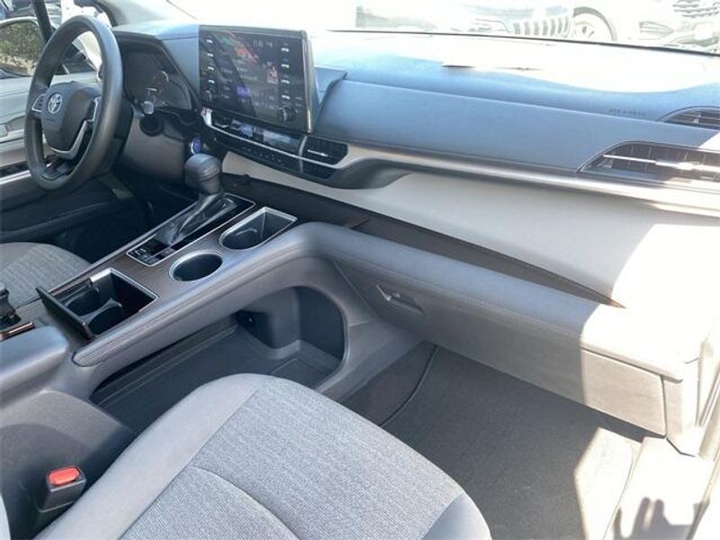 2021 Toyota Sienna LEImage 13